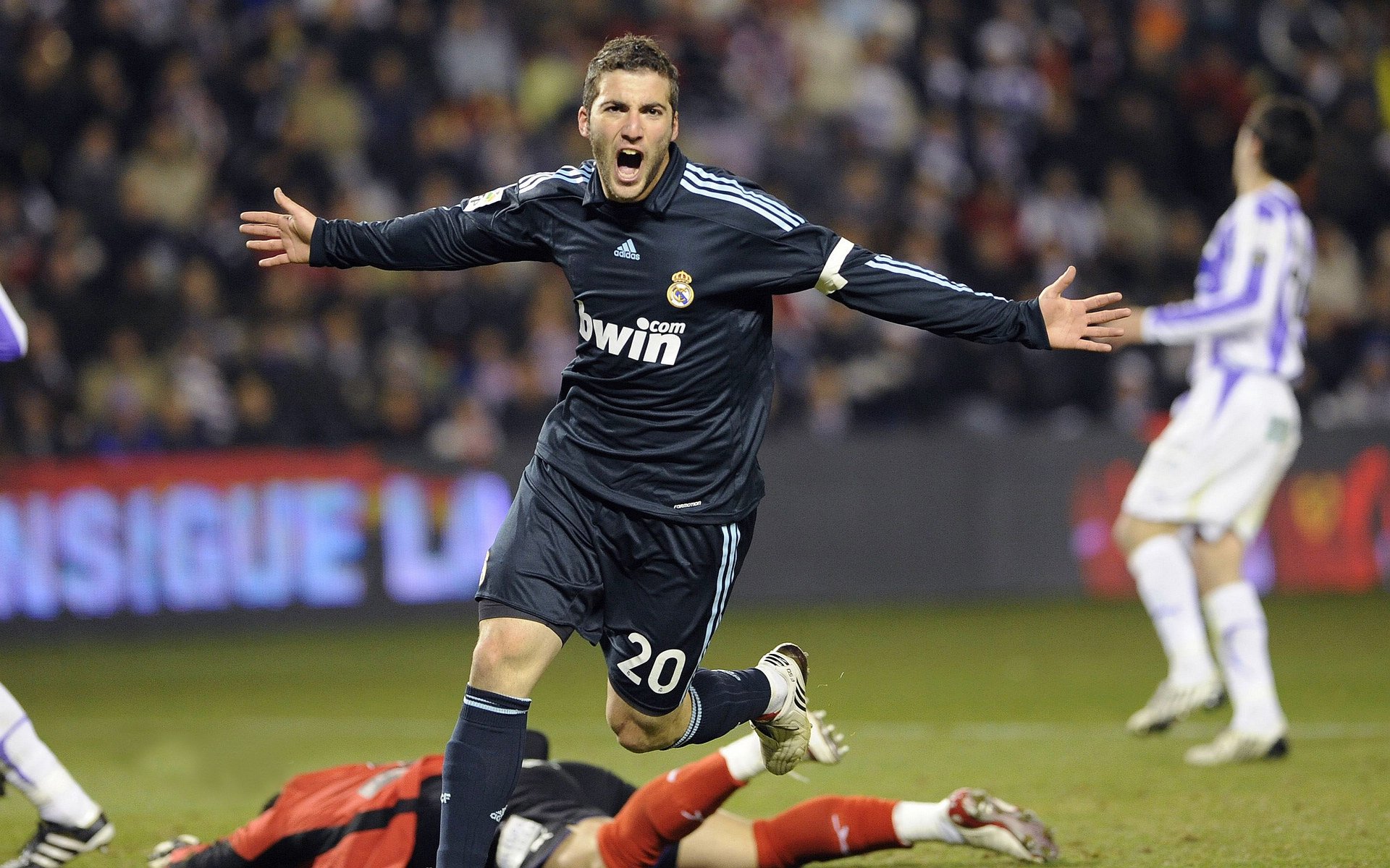 开云网页版-蓝月当空，国米无解，一场战术碾压后的温情拥抱，蓝月当空，国米无解，一场战术碾压后的温情拥抱